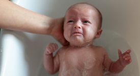 il-bagnetto-del-neonato-momento-rilassante-o-incubo