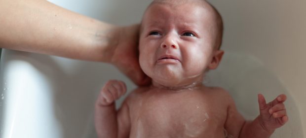 il-bagnetto-del-neonato-momento-rilassante-o-incubo