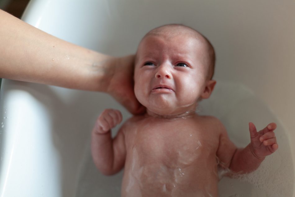 il-bagnetto-del-neonato-momento-rilassante-o-incubo