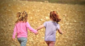 scoperta-far-giocare-due-bambini-piccoli