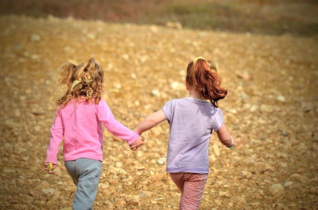scoperta-far-giocare-due-bambini-piccoli