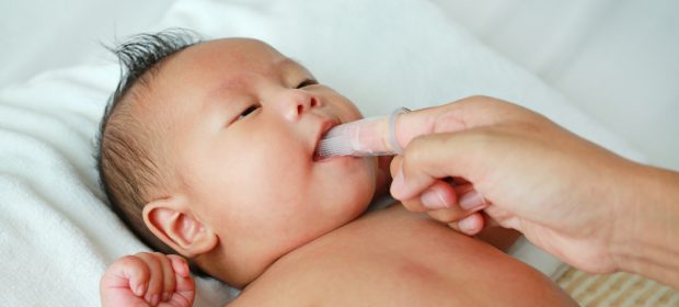 come-pulire-lingua-neonato