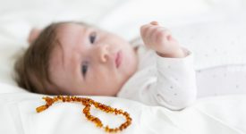 collane-dambra-fanno-bene-o-male-ai-bambini