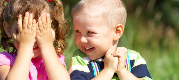 gli-alunni-della-scuola-materna-di-tonadico-imparano-il-linguaggio-dei-segni-per-aiutare-una-loro-compagna-di-classe