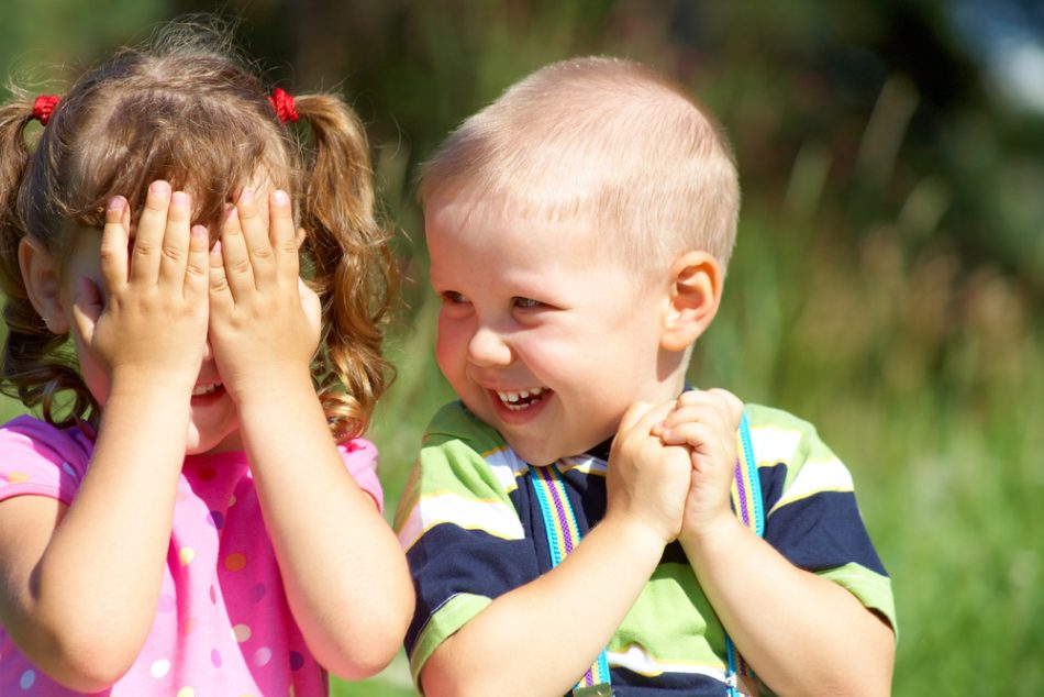 gli-alunni-della-scuola-materna-di-tonadico-imparano-il-linguaggio-dei-segni-per-aiutare-una-loro-compagna-di-classe