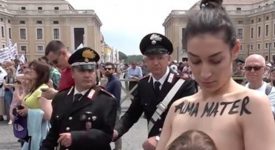 protesta-femen-in-piazza-san-pietro-attivista-in-topless-manifesta-a-favore-del-libero-allattamento