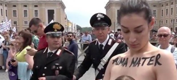protesta-femen-in-piazza-san-pietro-attivista-in-topless-manifesta-a-favore-del-libero-allattamento