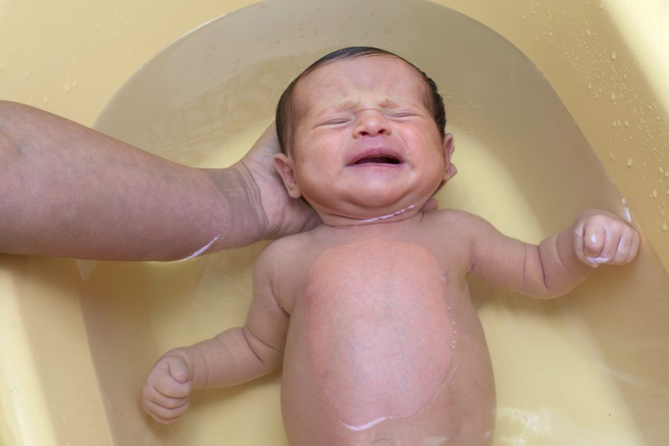 salerno-neonato-ustionato-mentre-fa-il-bagnetto