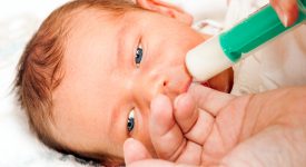 allattare-con-la-siringa-il-neonato