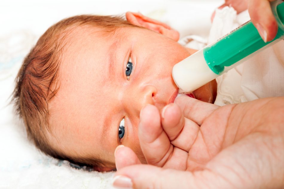 allattare-con-la-siringa-il-neonato