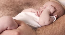muore-soffocato-a-2-mesi-il-papa-si-e-addormentato-tenendolo-sul-petto