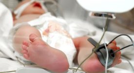 tre-piccole-scosse-al-cuore-salvano-la-vita-a-un-neonato