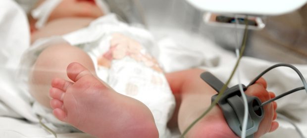 tre-piccole-scosse-al-cuore-salvano-la-vita-a-un-neonato