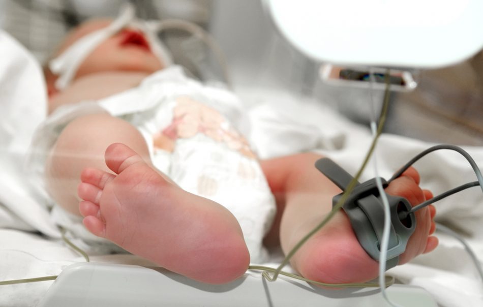 tre-piccole-scosse-al-cuore-salvano-la-vita-a-un-neonato