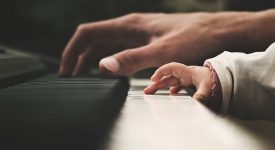suonare-il-piano-aiuta-i-bambini-a-costruire-le-loro-abilita-di-linguaggio