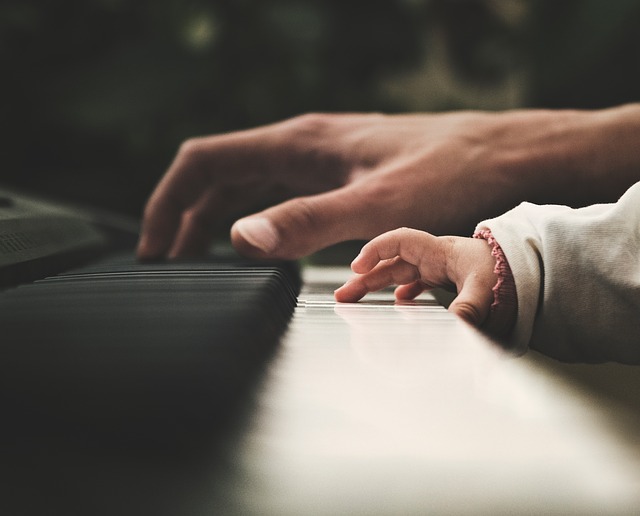 suonare-il-piano-aiuta-i-bambini-a-costruire-le-loro-abilita-di-linguaggio