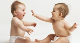 bambino-gioca-con-genitali