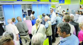 nuove-norme-delle-poste-le-mamme-con-bambini-saltano-la-fila