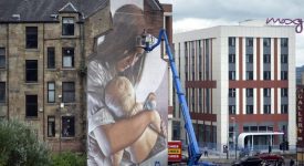 un-murales-a-glasgow-per-normalizzare-lallattamento