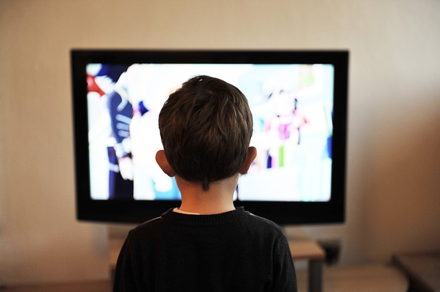 allarme-i-bambini-guardano-la-tv-gia-a-18-mesi