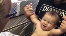 il-dottore-fa-una-puntura-alla-bambina-senza-farla-piangere