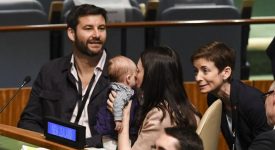 first-baby-della-nuova-zelanda-a-soli-tre-mesi-prende-parte-allassemblea-generale-dellonu