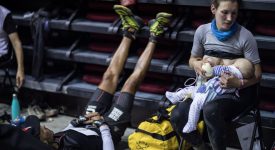 sophie-la-mamma-runner-ha-corso-lultra-trail-mont-blanc-allattando-il-figlio