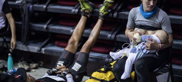 sophie-la-mamma-runner-ha-corso-lultra-trail-mont-blanc-allattando-il-figlio
