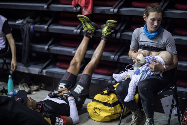 sophie-la-mamma-runner-ha-corso-lultra-trail-mont-blanc-allattando-il-figlio