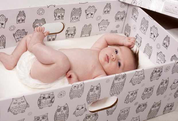 neonatologi-contro-la-scatola-di-cartone-finlandese-non-e-adatta-al-riposo-dei-bambini