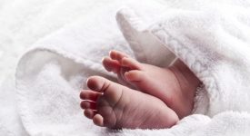 un-capello-della-mamma-si-attorciglia-intorno-al-suo-piede-un-neonato-rischia-di-perdere-quattro-dita
