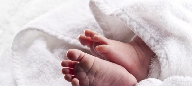 un-capello-della-mamma-si-attorciglia-intorno-al-suo-piede-un-neonato-rischia-di-perdere-quattro-dita