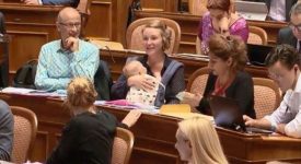 parlamentare-di-basilea-si-presenta-in-assemblea-con-il-figlio-di-due-mesi-viene-cacciata-dallaula