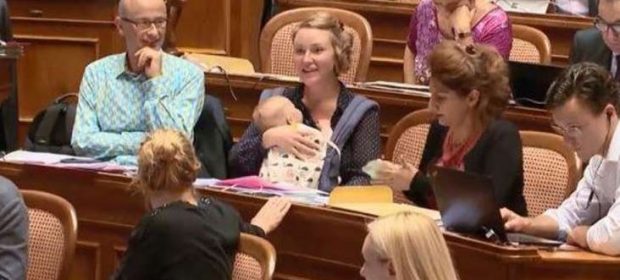 parlamentare-di-basilea-si-presenta-in-assemblea-con-il-figlio-di-due-mesi-viene-cacciata-dallaula