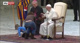 un-bambino-irrompe-sul-palco-durante-ludienza-di-papa-francesco