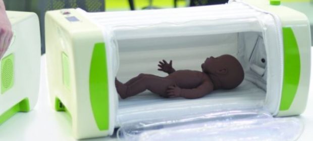 neonati-lincubatrice-gonfiabile-e-low-cost-mom-combatte-la-mortalita-infantile-nel-terzo-mondo