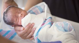 parto-in-casa-anche-se-la-bimba-era-podalica-indagati-genitori-e-ostetriche