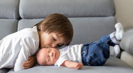 fratelli-e-gelosie-come-evitarle-con-bebe