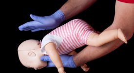 bimba-di-due-mesi-non-respira-la-mamma-la-salva-la-salva-guidata-al-telefono-dagli-operatori