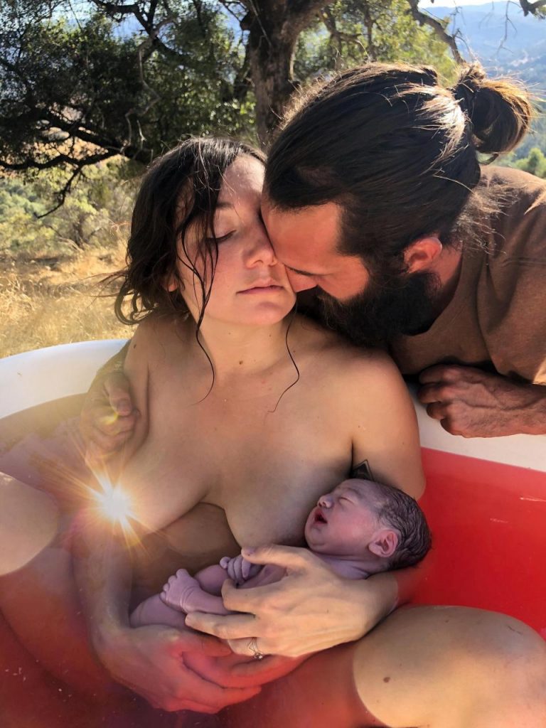 feebirthing-il-parto-senza-assitenza-medica-le-immagini-della-nascita-di-koa