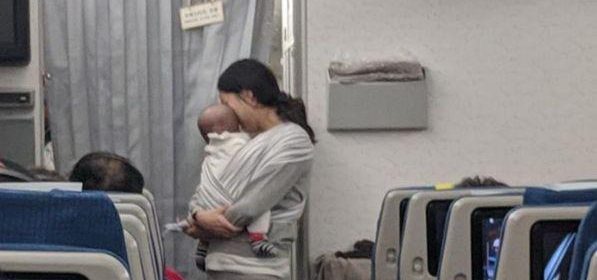 tappi-e-caramelle-a-tutti-lidea-di-una-mamma-per-affrontare-il-volo-con-il-bebe