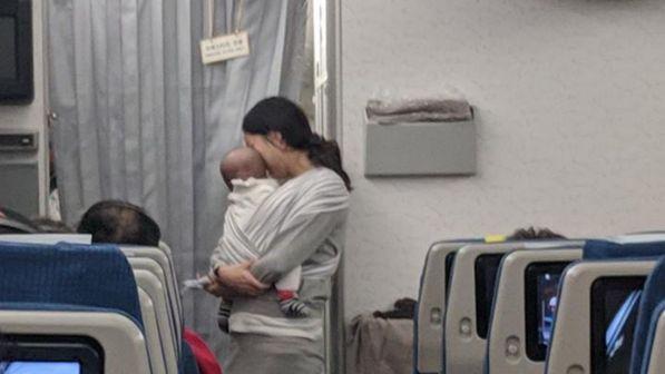 tappi-e-caramelle-a-tutti-lidea-di-una-mamma-per-affrontare-il-volo-con-il-bebe
