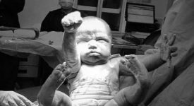 neonato-come-superman-la-straordinaria-foto-che-sta-facendo-il-giro-del-web