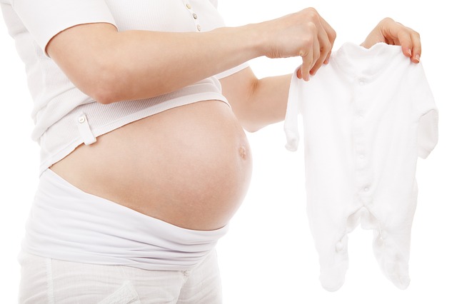 partorisce-due-gemelli-ad-un-mese-dal-parto-del-primo-figlio