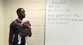 professore-baby-sitter-ecco-la-foto-che-ha-fatto-il-giro-del-web