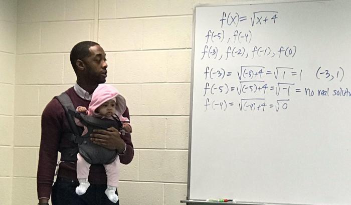 professore-baby-sitter-ecco-la-foto-che-ha-fatto-il-giro-del-web