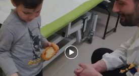prova-per-la-prima-volta-la-protesi-al-braccio-il-video-commovente-del-piccolo-giulio