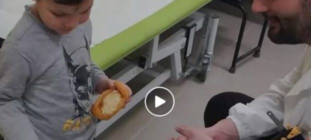 prova-per-la-prima-volta-la-protesi-al-braccio-il-video-commovente-del-piccolo-giulio