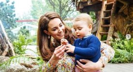 i-duchi-di-cambridge-a-piedi-nudi-con-i-tre-figli-nel-parco-le-immagini-conquistano-il-mondo