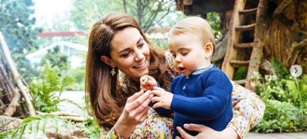 i-duchi-di-cambridge-a-piedi-nudi-con-i-tre-figli-nel-parco-le-immagini-conquistano-il-mondo
